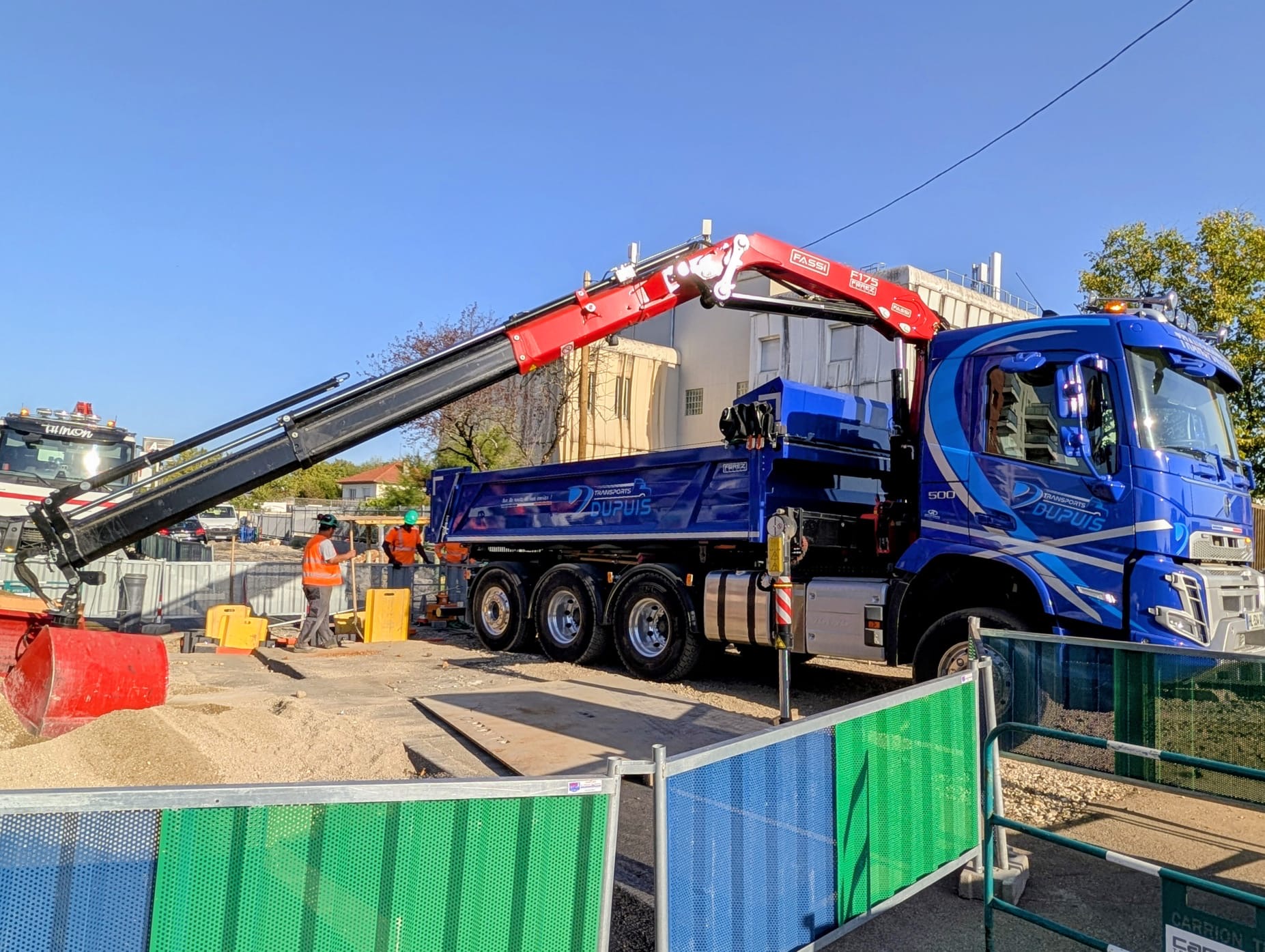 Camion benne grue Lyon : transport et manutention